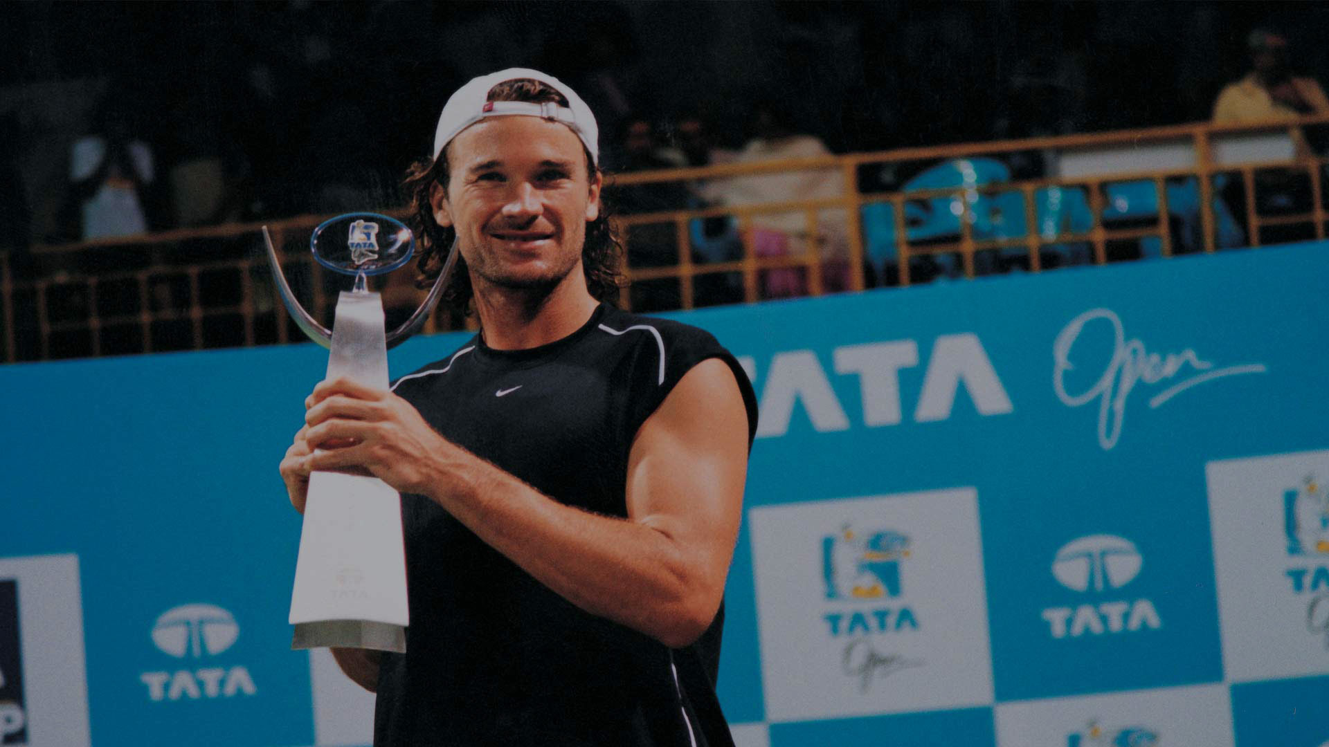 Carlos Moya holding the Tata Open trophy for 2005